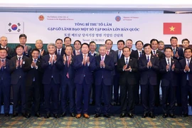 Le secrétaire général du Parti communiste du Vietnam, To Lam (centre) et des dirigeants des grandes entreprises sud-coréennes. Photo : VNA