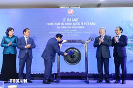 Le Premier ministre Pham Minh Chinh frappe le gong lors de la cérémonie d’inauguration du Centre financier international du Vietnam à Hô Chi Minh-Ville. Photo : VNA