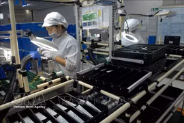 Chaîne de production d’équipements électroniques et de dispositifs d’éclairage pour automobiles et motocyclettes à la société Vietnam Stanley Electric Co., Ltd., à Hà Nội. Photo d’archives : VNA