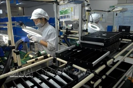 Chaîne de production d’équipements électroniques et de dispositifs d’éclairage pour automobiles et motocyclettes à la société Vietnam Stanley Electric Co., Ltd., à Hà Nội. Photo d’archives : VNA