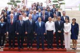 Le Premier ministre Pham Minh Chinh et les délégues. Photo : VNA