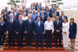 Le Premier ministre Pham Minh Chinh et les délégues. Photo : VNA