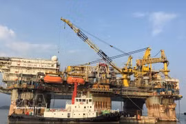 Plateforme de forage offshore de Petrovietnam. Petrovietnam arrive en tête du classement avec un chiffre d'affaires de 651 billions de dongs. Photo VNA