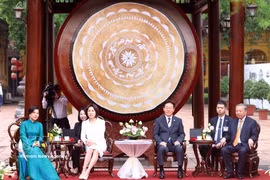 Le Secrétaire général du Parti et Président de la République Tô Lâm et son épouse Ngô Phương Ly, ainsi que le Président sud-coréen Lee Jae Myung et son épouse Kim Hye Kyung, dégustent le thé et assistent à un programme artistique. Photo : VNA