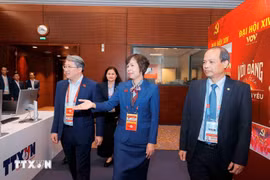 Membre du Comité central du Parti, ministre vietnamien de la Justice, Nguyên Hai Ninh, visite la zone d’opérations de l’Agence vietnamienne d’information (VNA). Photo : VNA