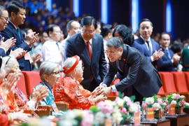 Le Premier ministre Lê Minh Hung échange avec des Mères héroïques vietnamiennes lors de la Conférence nationale 2026 en hommage aux personnes ayant rendu des services méritoires à la révolution. Photo : VNA