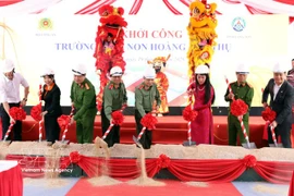 Les réponsables du ministère de la Sécurité publique, de la police de la province de Lang Son et de la province de Lạng Sơn procèdent à la cérémonie de lancement du projet de construction de l’école maternelle de la commune de Hoàng Van Thu (Lang Son). Photo : VNA