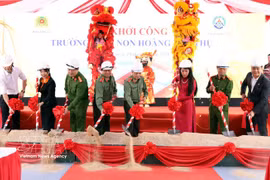 Les réponsables du ministère de la Sécurité publique, de la police de la province de Lang Son et de la province de Lạng Sơn procèdent à la cérémonie de lancement du projet de construction de l’école maternelle de la commune de Hoàng Van Thu (Lang Son). Photo : VNA