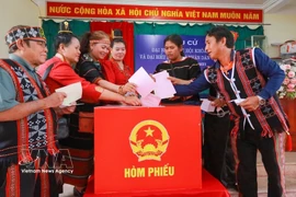 Les électeurs des zones montagneuses de la ville de Da Nang se rendent aux urnes. Photo: VNA