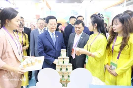 Le vice-Premier ministre Mai Van Chinh visite un stand vietnamien à la 22e CAEXPO. Photo: VNA