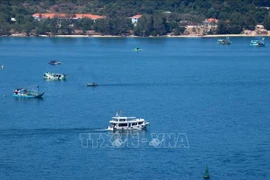 Lé touristes visitent l'île de Phu Quoc de Kien Giang. Photo : VNA