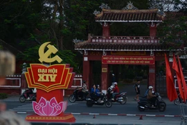Des banderoles et des décorations accueillant le 14e Congrès national du Parti communiste du Vietnam sont déployées dans le parc central de la ville de Hué. Photo : VNA