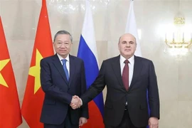 Le secrétaire général du Parti communiste du Vietnam, To Lam (gauche) et le Premier ministre russe Mikhaïl Michoustine. Photo : VNA