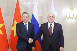 Le secrétaire général du Parti communiste du Vietnam, To Lam (gauche) et le Premier ministre russe Mikhaïl Michoustine. Photo : VNA