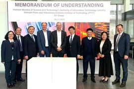 Le vice-ministre des Sciences et de la Technologie Bui Hoang Phuong et les délégués à la cérémonie de signature du protocole d'accord entre les unités. (Photo : Ministère des Sciences et des Technologies)