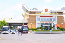 Tây Ninh dispose actuellement de quatre postes-frontières internationaux, quatre postes-frontières principaux, treize postes-frontières secondaires ainsi que de trois zones économiques frontalières. Photo : VNA