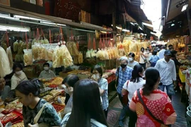 Des clients font leurs achats pour les célébrations du Nouvel An chinois sur un marché du quartier de Yaowarat à Bangkok. (Photo : Bangkok Post)