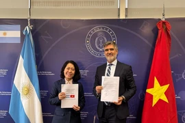 Le vice-ministre argentin des Affaires étrangères, du Commerce international et du Culte, Fernando Brun et l’ambassadrice du Vietnam en Argentine, Ngo Minh Nguyet. Photo : VNA