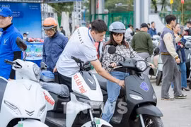 Un client essaie une moto électrique VinFast. (Photo : VNA)