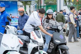 Un client essaie une moto électrique VinFast. (Photo : VNA)