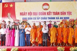 Le président de l'Assemblée nationale, Tran Thanh Man (au premier plan, sixième à partir de la droite), et d'autres participants au grand Festival de la solidarité nationale dans le hameau de Chau Thanh, commune d'An Ninh, province de Can Tho, le 9 novembre (Photo : VNA)