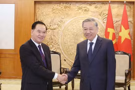 Le secrétaire général du Comité central du Parti communiste du Vietnam (PCV), To Lam (droite) et Thongsalith Mangnomek, secrétaire du Comité central du Parti populaire révolutionnaire lao (PPRL), président du Bureau du Comité central du PPRL. Photo : VNA