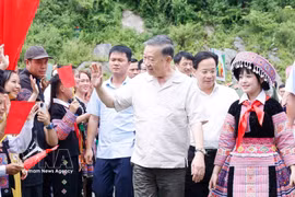 Le secrétaire général du Parti communiste du Vietnam et président de la République, Tô Lâm assiste à la Journée de la protection de la sécurité nationale organisée au hameau de Long Luông, dans la commune de Vân Hô (province de Son La). Photo / VNA