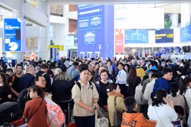 Record d’arrivées internationales à l’aéroport de Nôi Bài. Photo : VNA