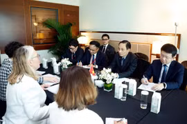 Lors de la rencontre entre le ministre vietnamien des Affaires étrangères, Lê Hoài Trung et la secrétaire adjointe au ministère australien des Affaires étrangères et du Commerce, Jan Adams. Photo : VNA