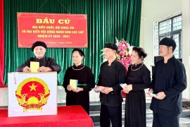 Des habitants de l’ethnie Tày du hameau de Nà Ó, commune d’An Lac, province de Bac Ninh, se rendent aux urnes dans une ambiance enthousiaste. Photo : VNA
