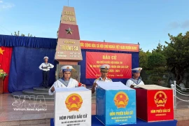 Des soldats votent dans un bureau de vote de la zone spéciale de Truong Sa, province de Khanh Hoa. Photo : VNA