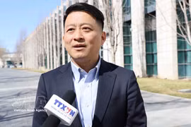 Le professeur Qu Qiang, commentateur de la chaîne de télévision chinoise CGTN et enseignant à l’Université centrale des nationalités de Chine. Photo / VNA