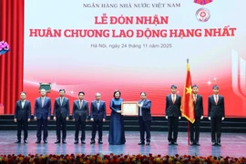 Au nom du Parti et de l’État, le Premier ministre Pham Minh Chinh a remis plusieurs distinctions de haut rang aux responsables de la Banque d'État du Vietnam. Photo : VNA
