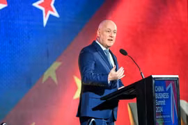 Le Premier ministre néo-zélandais, Christopher Luxon, s’exprime lors d’une conférence à Auckland, le 20 mai 2024. Photo: THX/VNA