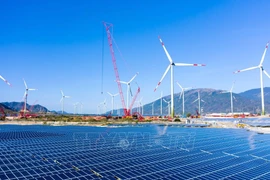 Le PM ordonne de lever d’urgence les obstacles entravant les projets d’énergies renouvelables. Photo . VNA
