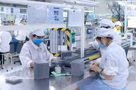 Production de composants électroniques à l'usine de Star Engineers Vietnam, dans la zone industrielle de Binh Xuyen I, province de Phu Tho. Photo : VNA