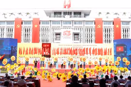Programme artistique intitulé « Hô Chi Minh-Ville – Son nom brillera à jamais », retraçant le parcours de la ville au cours des cinq dernières décennies. Photo : VNA
