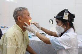 Les personnes âgées subissent un examen complet des oreilles, du nez et de la gorge. Photo : VNA