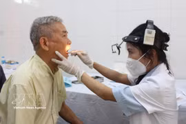 Les personnes âgées subissent un examen complet des oreilles, du nez et de la gorge. Photo : VNA
