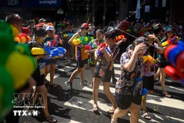 Des Thaïlandais se livrent à une bataille d'eau pour célébrer le festival de Songkran. (Photo d'illustration : AFP/VNA)