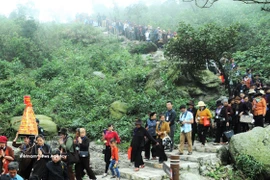 Les pèlerins en route pour Tây Yên Tu. Photo : VNA