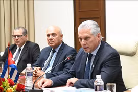 Le Premier secrétaire du Parti communiste de Cuba (PCC) et président de la République, Miguel Díaz-Canel Bermúdez (premier à droite) lors de la réunion. Photo : VNA