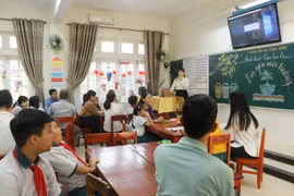 Des élèves discutent de la réutilisation et du recyclage du plastique lors de la réunion du club « J'aime l'environnement » à l'école primaire Thuận Thành de Huế, dans la province centrale de Thừa Thiên-Huế. Phôt : VNA/VNS
