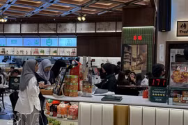 Des clients effectuent des paiements dans un restaurant à Kuala Lumpur, en Malaisie. (Photo d'illustration : VNA)