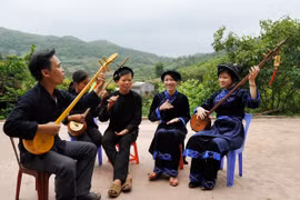 L’artisan Luc Van Tich guide le club de chant Then de la commune de Son Hai, province de Bac Ninh, lors d’une séance d’entraînement. Photo : VNA