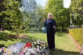 Tran To Nga devant la stèle commémorative dédiée aux victimes de l'Agent Orange/Dioxine au parc Choisy à Paris (Photo : VNA))