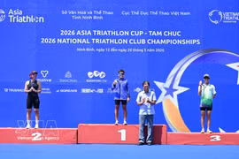 Les organisateurs remettent des prix individuels aux athlètes participant aux Championnats nationaux de triathlon des clubs 2026. (Photo : VNA)