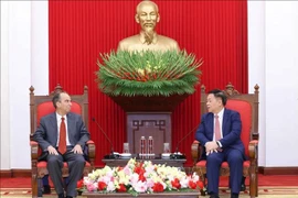 Le membre du Bureau politiquem secrétaire du Comité central du Parti et président de sa Commission pour l'information, l'éducation et la mobilisation de masse Nguyen Trong Nghia (droite) et l'ambassadeur cubain au Vietnam Rogelio Polanco Fuentes. Photo : VNA