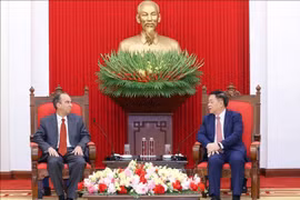 Le membre du Bureau politiquem secrétaire du Comité central du Parti et président de sa Commission pour l'information, l'éducation et la mobilisation de masse Nguyen Trong Nghia (droite) et l'ambassadeur cubain au Vietnam Rogelio Polanco Fuentes. Photo : VNA