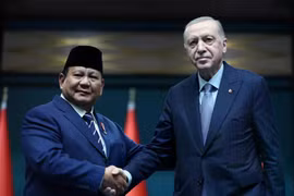 Le président turc Recep Tayyip Erdogan (à droite) et son homologue indonésien Subianto Prabowo lors d'une conférence de presse conjointe le 10 avril. (Photo : Xinhua/VNA)